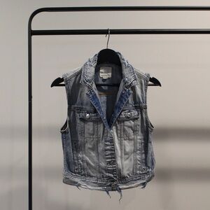 American Eagle XS Medium Wash Distressed Denim Vest
